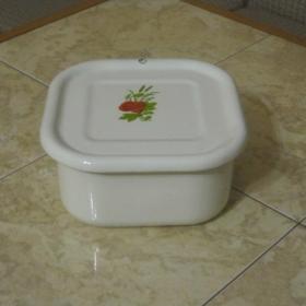 Эмалированная тара с крышкой для хранения продукции в холодильнике.  Объем  -  0,75 л