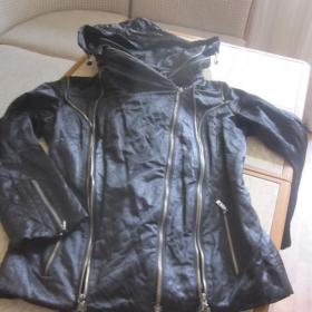 Женская куртка осенне-зимняя ( с подстежкой). Много молний, все рабочие. Размер 46-48.