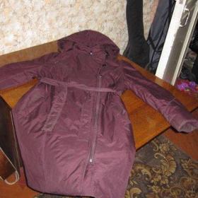 Пальто демисезонное  с  капюшоном,  на молнии и пуговицах, с поясом,  размер 44 - 46. Состояние хорошее.