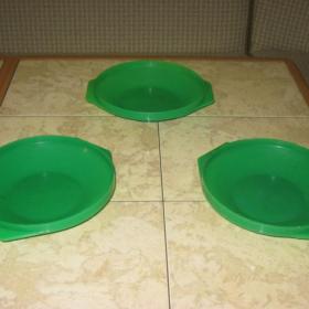 3 пластмассовых тарелки советских времен ( можно использовать для 1-го и 2-го блюда в походах, на пикниках, на даче).  Цена за все 3 шт.