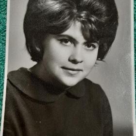 Старое фото. Девушка похожа на артистку. 1968 год
