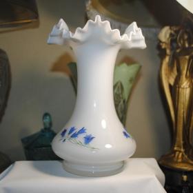 винтажная ваза для цветов молочное стекло волнистый край чехословакия  