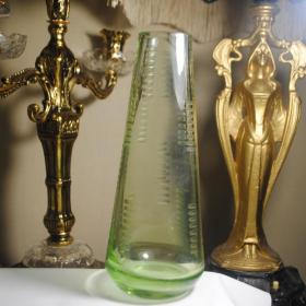 винтажная ваза для цветов зеленое стекло 