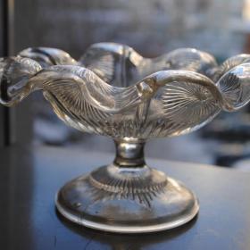 старинная антикварная вазочка для варенья конфетница стекло ажурный край до 17 года?  