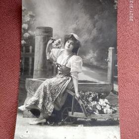 Старинная открытка. Девушка с цветами. Ранний СССР или царизм.
