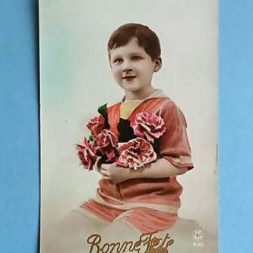 Старинная открытка - Мальчик в шортах с цветами. Франция. Париж.