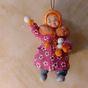 Ёлочная ватная игрушка Девочка со снежками. Ручная работа