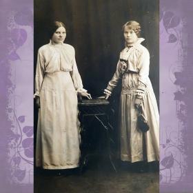 Антикварная открытка "Две девушки у столика"
