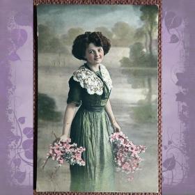 Антикварная открытка "Девушка с цветами"