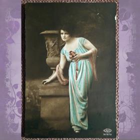 Антикварная открытка "Девушка у вазы"