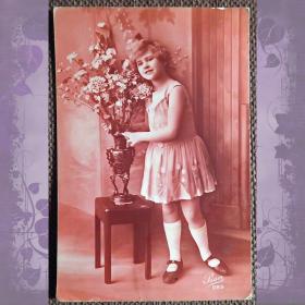 Антикварная открытка "Девочка у вазы с букетом"