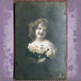 Антикварная открытка "Девочка с розами"