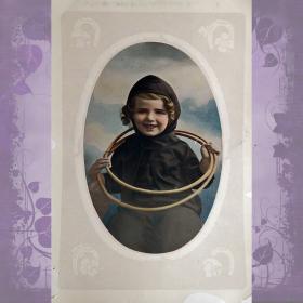 Антикварная открытка "Девочка с обручами"