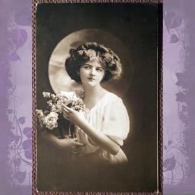 Антикварная открытка "Девушка с букетом в вазе"