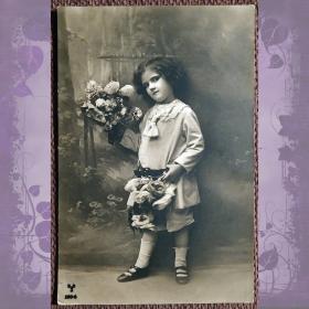 Антикварная открытка "Мальчик с цветами"