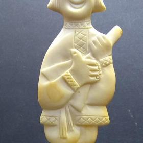 Статуэтка, фигурка из кости "Мальчик с балалайкой"  