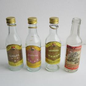 Маленькие коллекционные бутылки Коньяк, Столичная водка
