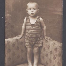 Старая фотография "Советский ребенок 1927 года рождения"
