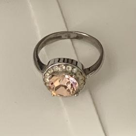 Перстень с красивым камнем