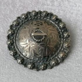 Брошь Фибула Сакта, серебро 875 пр., голова рабочего. Антиквариат