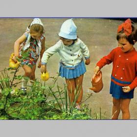 Открытка СССР. Наши цветочки. Фото А. Бочинина, 1972 год, чистая (дети, труд)