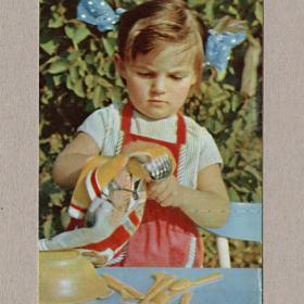 Открытка СССР. Маленькая хозяйка. Игнатович, 1969, чистая, дети, девочка, помощница, посуда, бант