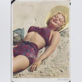 Открытка иностранная Германия ГДР 1950-е чистая углы Paul Wolff красивая девушка сиеста песок загар