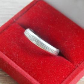 Серебряное кольцо с насечками 925 со звездой