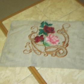Вышивка-вставка "Розы" для наволочки на маленькую подушечку-думку (так раньше называли маленькие подушечки). Вышита гладью
