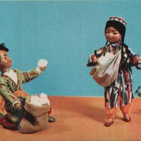 Белое золото (куклы в узбекских национальных костюмах), худ. Е. Аскинази и М. Вильям, 1967
